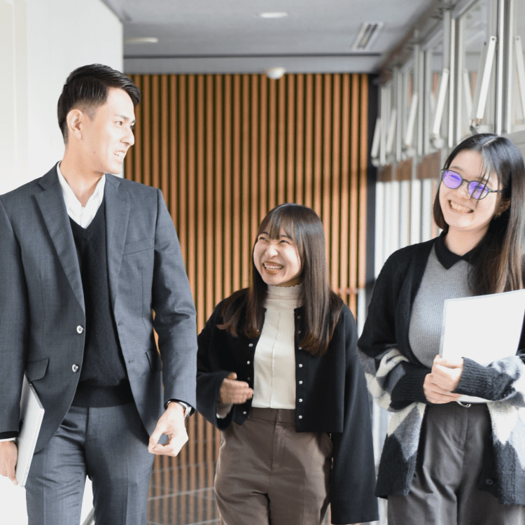 複数の社員が廊下を歩く様子