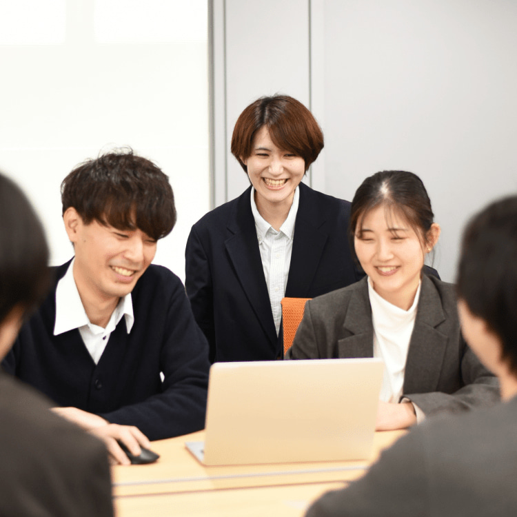 打合せスペースで打ち合わせをする社員の様子